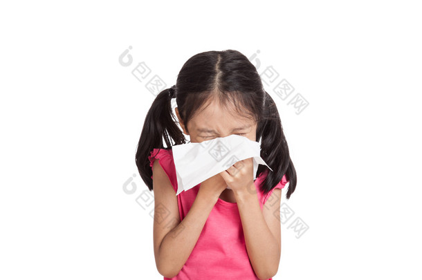 亚洲小女孩用餐巾纸打喷嚏