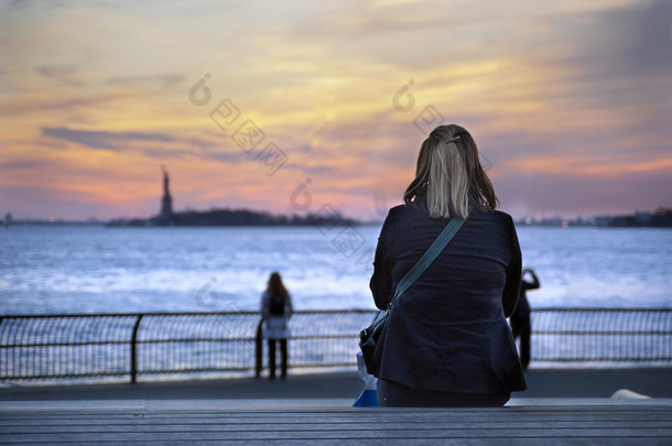日落的自由女神像纽约城