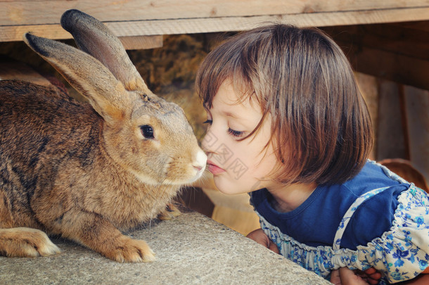 小女孩用棕兔