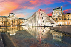 在日出，法国巴黎卢浮宫博物馆