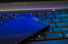 三星Galaxy A5安装在笔记本电脑键盘上