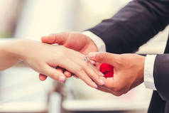 商务男士用结婚戒指给女人惊喜