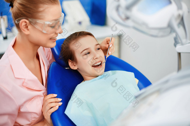 小女孩在牙科诊所