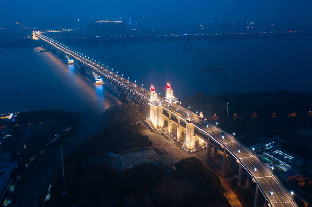 2018年12月16日, 中国东部江苏省南京市南京长江大桥照明鸟图. 