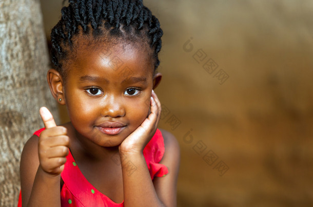 可爱的非洲女孩现身竖起大拇指.
