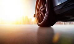 汽车驾驶快速日落与运动速度效应的低角度侧视图 .