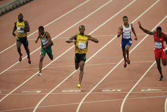在北京奥运会男子200米决赛中，牙买加中锋乌塞恩·博尔特越过终点线赢得冠军图片