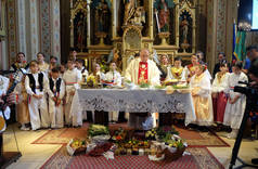 在克罗地亚斯蒂塔尔的感恩节弥撒上，人们穿着传统的地区民族服饰在教堂里
