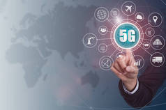 商务手触摸5g 网络无线系统和物联网、智能城市和虚拟屏幕上的通信网络连接在一起, 连接全球无线设备.