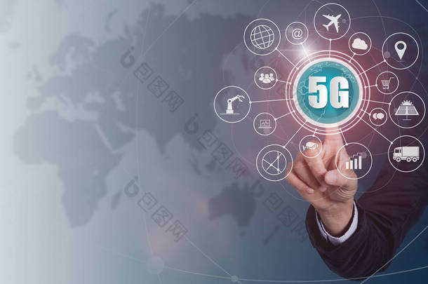 商务手触摸5g 网络无线系统和物联网、智能城市和虚拟屏幕上的通信网络连接在一起, 连接全球无线设备.
