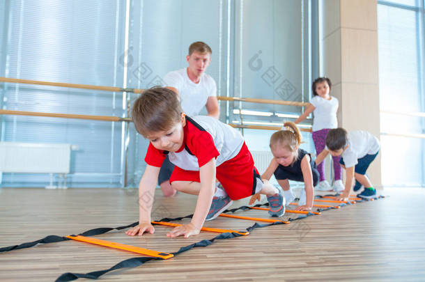 快乐<strong>运动的孩子</strong>在健身房。儿童练习