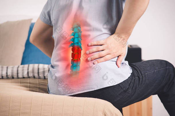 脊椎疼痛, 在家里有背痛的人, 在下背部受伤, 照片与<strong>突出</strong>的骨架