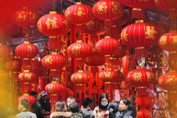 2019年1月17日，在中国南部的广西壮族自治区南宁市，当地华人居民在南宁街头选择红灯笼、贴花和其他装饰品作为春节或<strong>农历</strong>新年（猪年）的装饰.