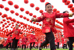 2018年1月19日，在中国西南部的四川省内江市，身着传统服装的孩子们在春节前或中国农历新年（狗年）的幼儿园表演