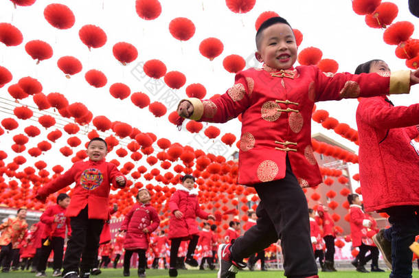 2018年1月19日，在中国西南部的四川省内江市，身着传统服装的孩子们在<strong>春</strong>节前或中国农历<strong>新年</strong>（狗年）的幼儿园表演