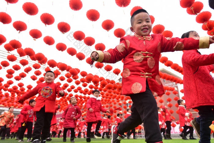 2018年1月19日，在中国西南部的四川省内江市，身着传统服装的孩子们在春节前或中国农历新年（狗年）的幼儿园表演