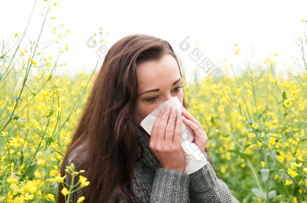 年轻的女人有花粉热