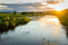 泰恩河在日落时在英格兰乡村的