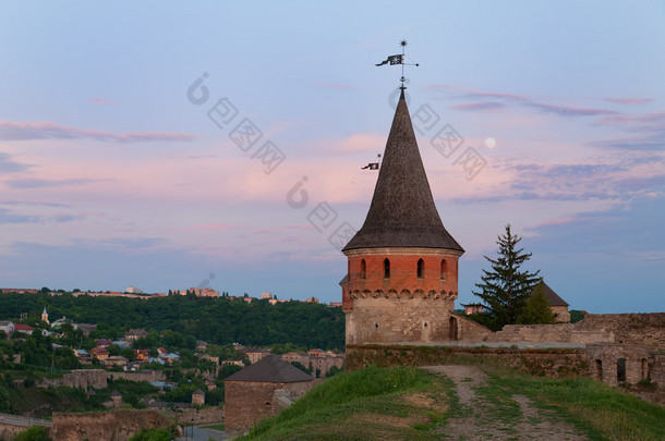 满月在 kamenetz-波多斯克的中世纪城堡。乌克兰