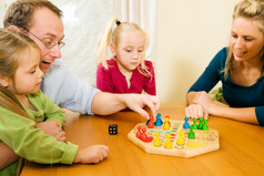 家庭播放在一个棋盘游戏