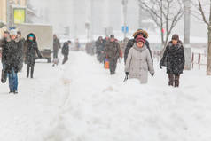 白俄罗斯明斯克-2013年1月15日: 工人在大雪中清理人行道