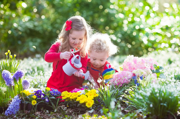 孩子们在盛开的花园里种花