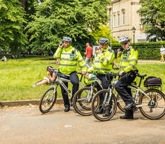 伦敦。2018年6月9日。成群结队女王生日庆典期间自行车上的警官观色