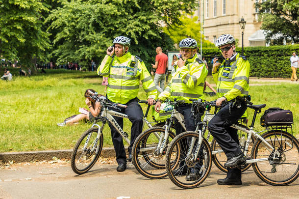 伦敦。2018年6月9日。成群结队女王生日庆典期间自行车上的警官观色