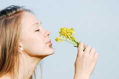 女孩闻鲜花