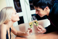 夫妇在浪漫的约会或在餐厅一起庆祝