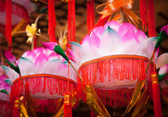 不同的色彩艳丽的中国纸灯笼