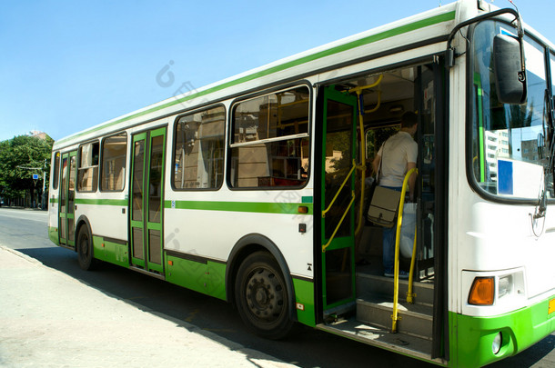 passzhirsky 公共汽车在一座城市