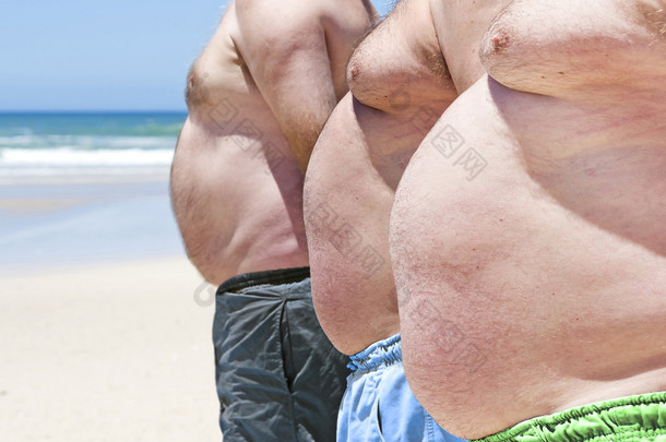 关闭的三个肥胖胖男人的海滩