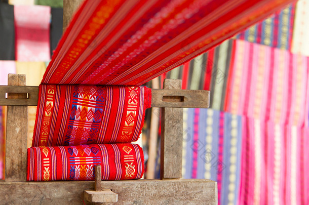 手工制作丝绸纺织工业，在老机器上的真丝围巾