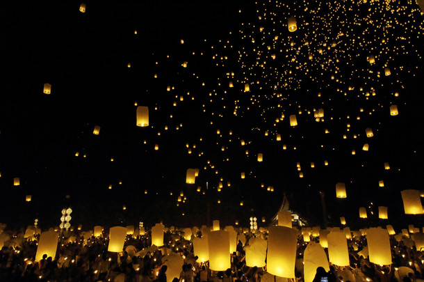 在清迈，泰国的浮动元宵<strong>花灯</strong>节。