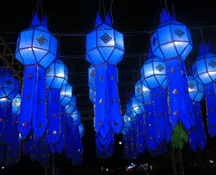 蓝色 loikrathong 蜡烛元宵节举行每月 11 月 e