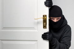 窃贼偷偷打开屋门