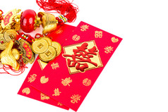 中国农历新年装饰和红包在白色背景上