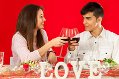 年轻的夫妇在晚餐庆祝情人节.