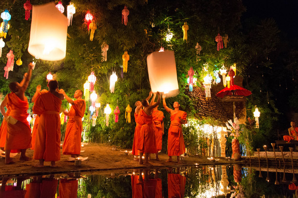 蒋清迈泰国-11 月 7: Chiangmai.Tradition al 和尚灯节灯漂浮的气球，每年在扫管笏藩陶寺的纸制成。11 日在泰国清迈举行的 7,2014.