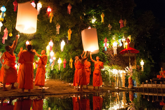 蒋清迈泰国-11 月 7: Chiangmai.Tradition al 和尚灯节灯漂浮的气球，每年在扫管笏藩陶寺的纸制成。11 日在泰国清迈举行的 7,2014.