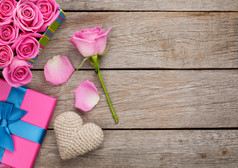 礼品盒充满了粉红色的玫瑰花情人节背景