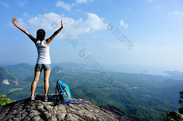 张开<strong>双臂</strong>的女徒步旅行者