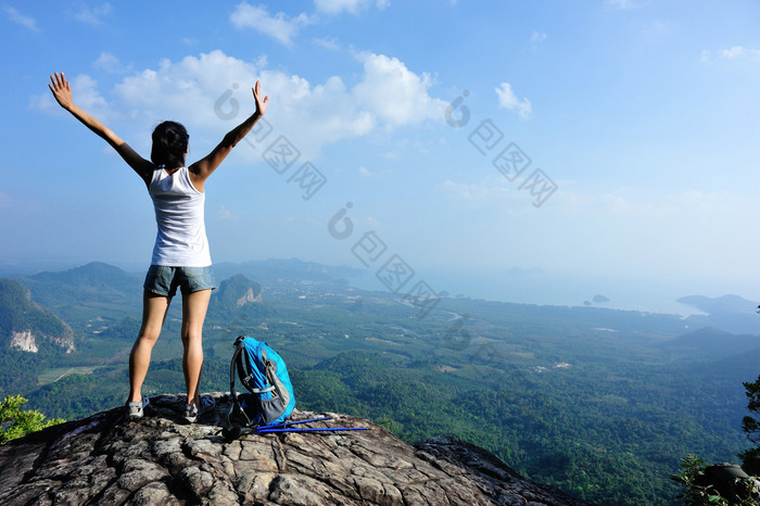 张开双臂的女徒步旅行者