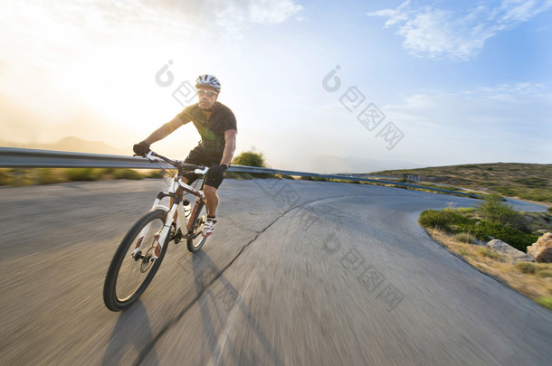 骑自行车的人男子骑<strong>山地</strong>自行车在晴朗的一天的山路上