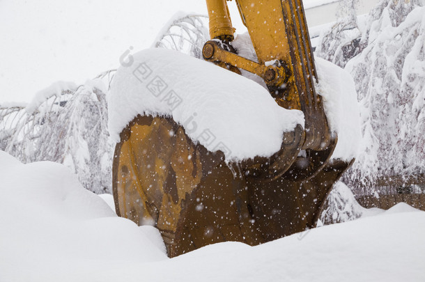 挖掘机<strong>铲雪</strong>覆盖着