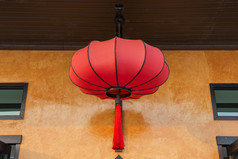 古色古香的中国红灯笼挂在餐厅，泰国