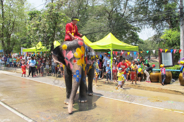 泼水节在庆祝传统的新的一年是从 4 月的一天 13 票赞成、 15 票反对，大象在泰国大城府溅水.
