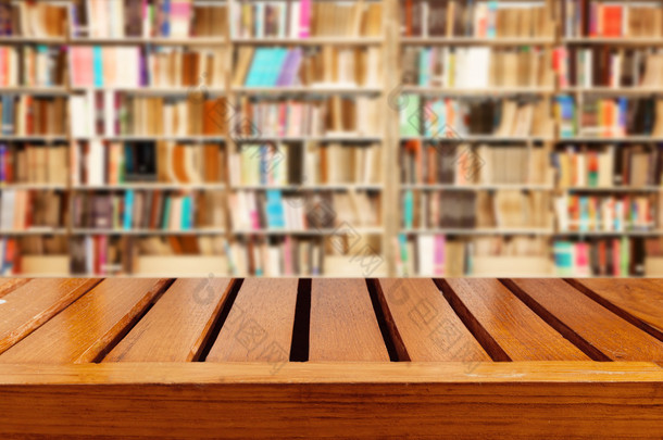 空的木桌和现代图书馆背景