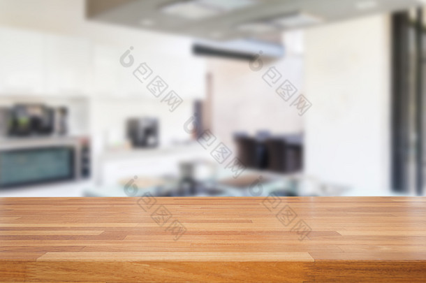 空的木桌和模糊的厨房背景